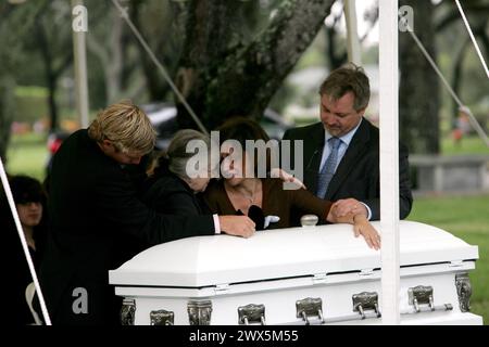 JUPITER, FL, OKTOBER 31: Paul Merhige, der 2009 bei einem Thanksgiving-fest in Jupiter den 6-jährigen Makayla Sitton und drei andere tötete, wird hinter Gittern verrotten, bis er stirbt! Joseph Marx, Richter am Palm Beach Circuit, verhängte 37 nach einer emotionalen Ansprache sieben lebenslange Haftstrafen an Merhige. Marx verurteilte Merhige wegen der Einwände von Makaylas Eltern Jim und Muriel Sitton. Das Paar hielt Makaylas Haar und ihr Bild und bat Marx, einen mit dem Staatsanwalt von Palm Beach County ausgearbeiteten Deal abzulehnen. – Keine Todesstrafe für Chi Stockfoto