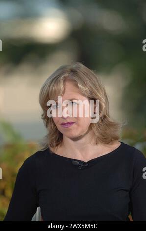 KEY BISCAYNE, FL - APRIL 03: (EXKLUSIVE BERICHTERSTATTUNG) Katie Couric, die erste Frau, die jemals eine Fernsehsendung von Sendern selbst ankündigte, wird ihren Posten bei „CBS Evening News“ nach weniger als fünf Jahren im Job verlassen, so Berichte. Seit einiger Zeit gibt es Spekulationen, dass Couric einen Schlag machen würde, und jetzt sagt ein Netzwerkleiter dem AP, dass dies der Fall ist, obwohl kein offizielles Datum festgelegt wurde. Ihr Vertrag läuft am 4. Juni. Es wird erwartet, dass Couric ihre eigene syndizierte Show moderiert. . Am 3. April 2011 in Key Biscayne, Florida. Leute: Katie Couric Transmission Ref.: FLXX muss Stockfoto