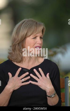 KEY BISCAYNE, FL - APRIL 03: (EXKLUSIVE BERICHTERSTATTUNG) Katie Couric, die erste Frau, die jemals eine Fernsehsendung von Sendern selbst ankündigte, wird ihren Posten bei „CBS Evening News“ nach weniger als fünf Jahren im Job verlassen, so Berichte. Seit einiger Zeit gibt es Spekulationen, dass Couric einen Schlag machen würde, und jetzt sagt ein Netzwerkleiter dem AP, dass dies der Fall ist, obwohl kein offizielles Datum festgelegt wurde. Ihr Vertrag läuft am 4. Juni. Es wird erwartet, dass Couric ihre eigene syndizierte Show moderiert. . Am 3. April 2011 in Key Biscayne, Florida. Leute: Katie Couric Transmission Ref.: FLXX muss Stockfoto