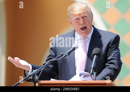 BOCA RATON, FL - 16. APRIL: Donald Trump spricht bei South Florida Tax Day Tea Party Rally am Sanborn Square am 16. April 2011 in Sunrise Florida Leute: Donald Trump Transmission Ref: MNC5 muss anrufen, wenn Interesse besteht Michael Storms Storms Media Group Inc. 305-632-3400 - Zelle 305-513-5783 - Fax MikeStorm@aol.com Stockfoto