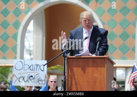 BOCA RATON, FL - 16. APRIL: Donald Trump spricht bei South Florida Tax Day Tea Party Rally am Sanborn Square am 16. April 2011 in Sunrise Florida Leute: Donald Trump Transmission Ref: MNC5 muss anrufen, wenn Interesse besteht Michael Storms Storms Media Group Inc. 305-632-3400 - Zelle 305-513-5783 - Fax MikeStorm@aol.com Stockfoto