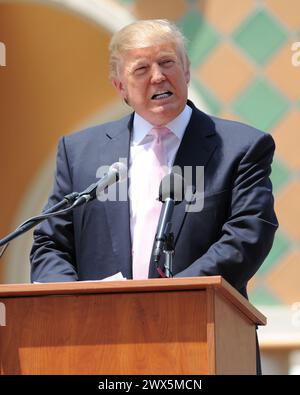 BOCA RATON, FL - 16. APRIL: Donald Trump spricht bei South Florida Tax Day Tea Party Rally am Sanborn Square am 16. April 2011 in Sunrise Florida Leute: Donald Trump Transmission Ref: MNC5 muss anrufen, wenn Interesse besteht Michael Storms Storms Media Group Inc. 305-632-3400 - Zelle 305-513-5783 - Fax MikeStorm@aol.com Stockfoto