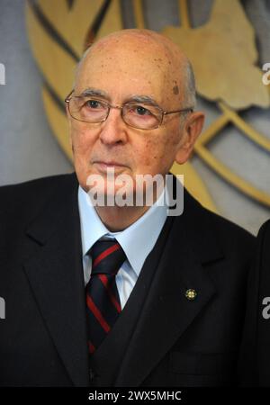 NEW YORK, NEW YORK – 28. MÄRZ: Giorgio Napolitano (* 29. Juni 1925) ist ein italienischer Politiker und ehemaliger Senator für Lebenszeit, der 11. Präsident der Italienischen Republik. In seiner Rede auf der Generalversammlung, in der er eine Rede des italienischen Präsidenten Giorgio Napolitano vorstellte, stellte Herr Ban fest, dass die Welt Zeuge einer Revolution sei. Vor kurzem kehrte er von einem Besuch in Ägypten und Tunesien zurück, wo langjährige Regime durch eine Welle von prodemokratischen Protesten gestürzt wurden, die weite Teile Nordafrikas und des Nahen Ostens erfasst haben und zu heftigen Kämpfen in Libyen geführt haben. Am 28. März 2 Stockfoto