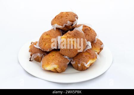 Hausgemachte Muffins Cupcakes auf Teller auf weißem Hintergrund. Nahansicht. Stockfoto
