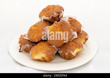 Kleine Biskuitkuchen hausgemacht auf Teller aus der Nähe. Stockfoto