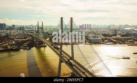 Die Phu-My-Brücke über den Saigon-Fluss in Saigon, Vietnam Stockfoto