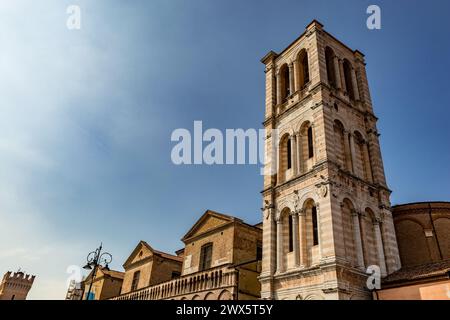 Kirchturm beleuchtet durch Sonnenlicht, Comacchio, Land Italien, Region Emilia-Romagna, Provinz Ferrara (FE) Stockfoto