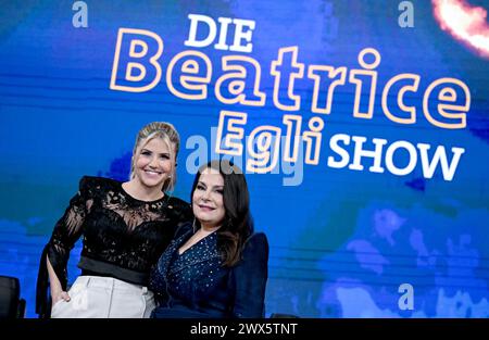 Berlin, Deutschland. März 2024. Die Musiker Beatrice Egli (l) und Marianne Rosenberg stehen im Studio während der Aufnahme von The Beatrice Egli Show. Quelle: Britta Pedersen/dpa/Alamy Live News Stockfoto