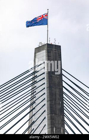 Anzac Bridge in Sydney, Nahansicht der Brücke aus Beton-Pylon und Stahlseile mit australischer Flagge, neue glebe Island Bridge, Sydney, NSW, 2024 Stockfoto