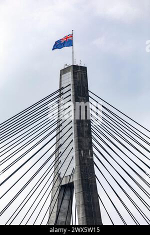 Anzac Bridge in Sydney, Nahansicht der Brücke aus Beton-Pylon und Stahlseile mit australischer Flagge, neue glebe Island Bridge, Sydney, NSW, 2024 Stockfoto