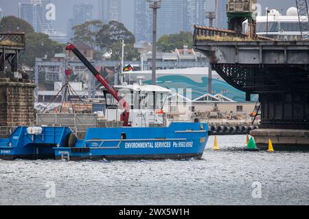 Das Sydney Harbour Boat entfernt Müll und Schutt aus dem Hafen, Umweltdienstleister auf ihrem Schiff im Hafen von Sydney, Australien Stockfoto