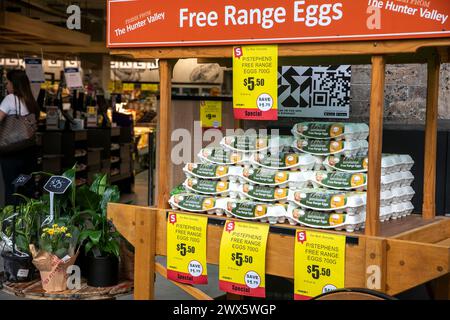 Eier aus freier Strecke auf Holzwagen zum Verkauf im australischen Supermarkt in Tramsheds, Forest Lodge, Sydney, Australien Stockfoto