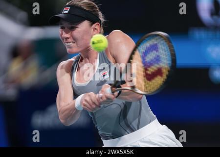 Miami Gardens, Florida, USA. März 2024. Eketerina Alexandrova aus Russland im Kampf gegen Jessica Pegula während des Viertelfinalspiels bei den Miami Open On 2024 im Hard Rock Stadium in Miami Gardens, Florida. Alexandrova gewann das Spiel mit 3:6, 6:4, 6:4. (Kreditbild: © Andrew Patron/ZUMA Press Wire) NUR REDAKTIONELLE VERWENDUNG! Nicht für kommerzielle ZWECKE! Quelle: ZUMA Press, Inc./Alamy Live News Stockfoto