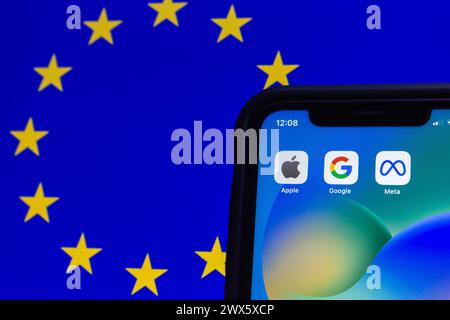 Apple-, Google- und Meta-Symbole werden auf dem Hintergrund der europäischen Flagge angezeigt. Big-Tech-GAFA-Unternehmen in Europa, Konzept des Digital Markets Act Stockfoto