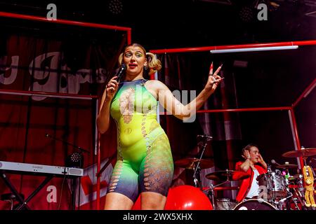 27. März 2024, Manchester, Vereinigtes Königreich: Aufstrebender britischer Popstar CAITY BASER live an der Manchester Academy als Teil ihrer ausverkauften still Learning Tour. (Kreditbild: © Andy von Pip/ZUMA Press Wire) NUR REDAKTIONELLE VERWENDUNG! Nicht für kommerzielle ZWECKE! Stockfoto