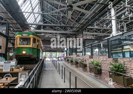 Die Straßenbahn von Sydney verstaut das Restaurant und Cafés in der Forest Lodge bei Glebe, die Umrüstung des ehemaligen Straßenbahndepots Rozelle, das heute Einzelhandelsviertel ist, und die Straßenbahn R1 Stockfoto