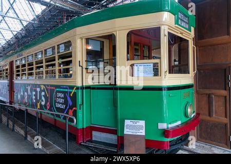 Die Straßenbahn von Sydney verstaut das Restaurant und Cafés in der Forest Lodge bei Glebe, die Umrüstung des ehemaligen Straßenbahndepots Rozelle, das heute Einzelhandelsviertel ist, und die Straßenbahn R1 Stockfoto