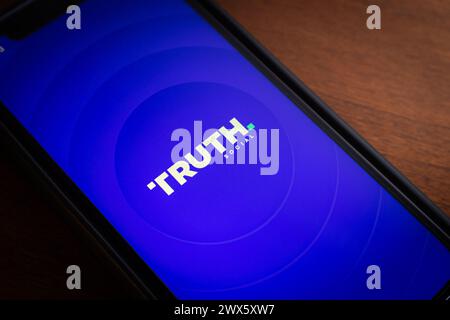 Die App „Wahrheitssozial“ auf dem iPhone. Truth Social ist die von Trump Media & Technology Group, dem ehemaligen US-Präsidenten Donald Trump, geschaffene alt-Tech SNS-Plattform Stockfoto