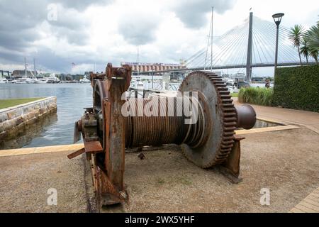 Glebe Foreshore Walk, Anzac Bridge Blackwattle Bay Park, historische Bootswinde, die verwendet wurde, um leichtere Leuchtboote vom Hafen in Sydney, Australien, zu transportieren Stockfoto