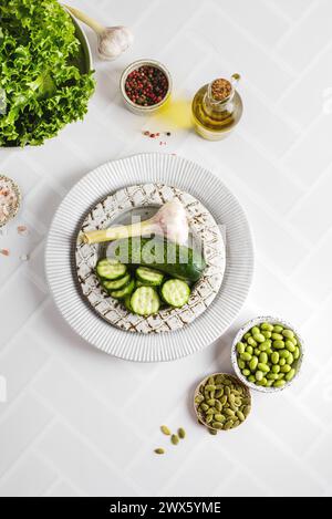 Grüner Salat mit Edamambohnen und Gurken. Hochwertige Fotos Stockfoto