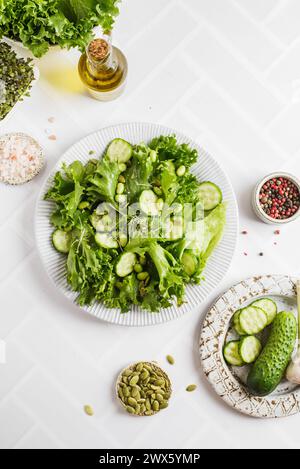 Grüner Salat mit Edamambohnen und Gurken. Hochwertige Fotos Stockfoto