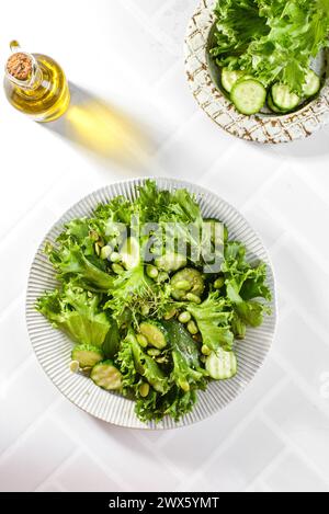 Grüner Salat mit Edamambohnen und Gurken. Hochwertige Fotos Stockfoto