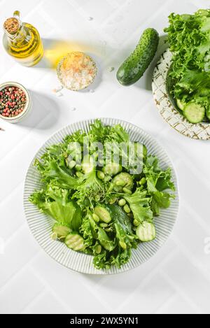 Grüner Salat mit Edamambohnen und Gurken. Hochwertige Fotos Stockfoto