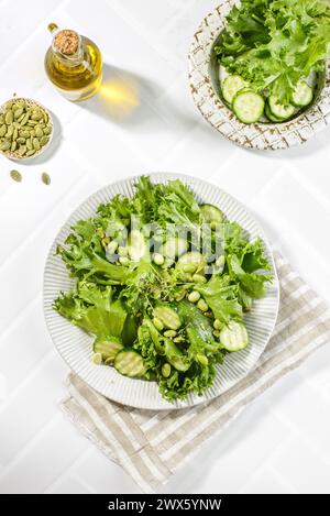 Grüner Salat mit Edamambohnen und Gurken. Hochwertige Fotos Stockfoto