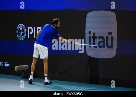 MIAMI GARDENS, FLORIDA - 27. MÄRZ: Daniil Medwedev repariert die Heckscheibe während des Spiels am 12. Tag der Miami Open im Hard Rock Stadium am 27. März 2024 in Miami Gardens, Florida. (Foto von Mauricio Paiz) Credit: Mauricio Paiz/Alamy Live News Stockfoto