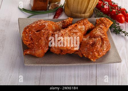 Roher truthahnschulterflügel in indischen Tandoori-Marinade-Gewürzen Stockfoto