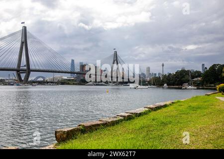 Anzac Bridge vom Blackwattle Bay Park aus gesehen, mit Sydney Harbour Bridge in der Ferne und Crown Casino Barangaroo, Pylon und Spannbrücke, NSW, Australien Stockfoto