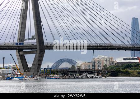 Anzac Bridge vom Blackwattle Bay Park aus gesehen, mit Sydney Harbour Bridge in der Ferne und Crown Casino Barangaroo, Pylon und Spannbrücke, NSW, Australien Stockfoto