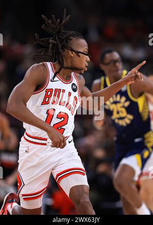 Chicago, USA. März 2024. Chicago Bulls’ Ayo Dosunmu feiert das Scoring während des regulären NBA-Saisonspiels zwischen Indiana Pacers und Chicago Bulls in Chicago, USA, am 27. März 2024. Quelle: Joel Lerner/Xinhua/Alamy Live News Stockfoto