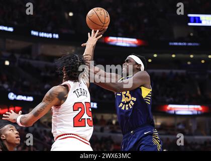 Chicago, USA. März 2024. Indiana Pacers’ Pascal Siakam (R) schießt während des regulären NBA-Saisonspiels zwischen Indiana Pacers und Chicago Bulls am 27. März 2024 in Chicago, USA. Quelle: Joel Lerner/Xinhua/Alamy Live News Stockfoto