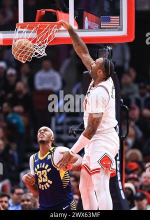 Chicago, USA. März 2024. Andre Drummond (R) der Chicago Bulls taucht während des regulären NBA-Saisonspiels zwischen Indiana Pacers und Chicago Bulls in Chicago, USA, am 27. März 2024 ab. Quelle: Joel Lerner/Xinhua/Alamy Live News Stockfoto