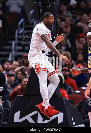 Chicago, USA. März 2024. Andre Drummond der Chicago Bulls feiert einen Dunk während des regulären NBA-Saisonspiels zwischen Indiana Pacers und Chicago Bulls in Chicago, USA, am 27. März 2024. Quelle: Joel Lerner/Xinhua/Alamy Live News Stockfoto