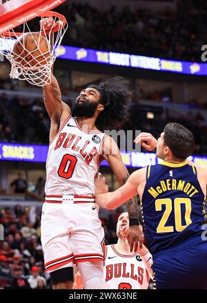 Chicago, USA. März 2024. Chicago Bulls’ Coby White (L) dunks während des regulären NBA-Saisonspiels zwischen Indiana Pacers und Chicago Bulls in Chicago, USA, am 27. März 2024. Quelle: Joel Lerner/Xinhua/Alamy Live News Stockfoto