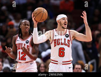 Chicago, USA. März 2024. Alex Caruso (R) von Chicago Bulls befragt den Schiedsrichter während des regulären NBA-Saisonspiels zwischen Indiana Pacers und Chicago Bulls in Chicago (USA) am 27. März 2024. Quelle: Joel Lerner/Xinhua/Alamy Live News Stockfoto