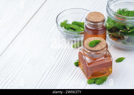 Hausgemachte kiefer Hustensirup für trockene reizt Kehle hustet. Von Grün jungen Kiefer Knospen und Honig. Alternative Medizin Konzept auf weißem Holz- Registerkarte Stockfoto