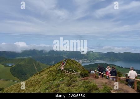 Der Weg führt zum Aussichtspunkt der Hölle in den Seen von Sete Cidades auf der Insel Sao Miguel auf den Azoren, Portugal. Stockfoto
