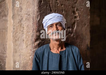 Mann mit traditioneller Kopfbedeckung im nubischen Stil aus Oberägypten Stockfoto