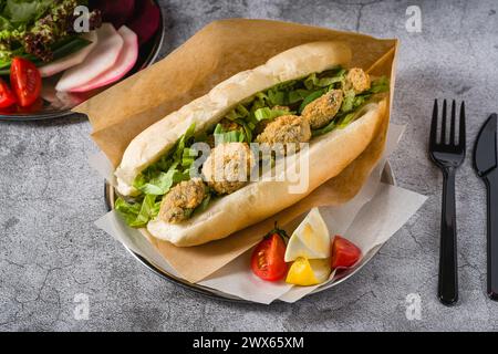 Frittierte Muscheln in Brot und mit Gemüse an der Seite. Türkischer Name Midye Tava Stockfoto