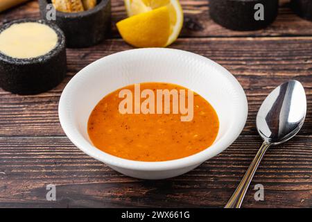 Ezogelin-Suppe auf weißem Porzellanteller, auf Holztisch Stockfoto