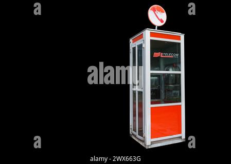 Telefonzelle Telecom Italia. Konzept von Technologie und veraltetem Objekt isoliert auf schwarzem Hintergrund. TIM Spa (früher Telecom Italia Spa) Stockfoto