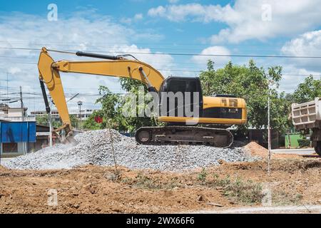 Bagger oder Baggerlöffel bewegen und graben Erde und Stein auf der Baustelle Stockfoto