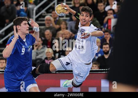 Zagreb, Kroatien. März 2024. Diego Simonet (R) von Montpellier HB schießt während des Play-off-Spiels der Männer der EHF Champions League zwischen dem HC Zagreb und Montpellier HB in Zagreb, Kroatien, am 27. März 2024. Quelle: Luka Stanzl/PIXSELL über Xinhua/Alamy Live News Stockfoto