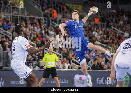 Zagreb, Kroatien. März 2024. Luka Lovre Klarica (R) vom HC Zagreb schießt während des Play-off-Spiels der Männer der EHF Champions League zwischen dem HC Zagreb und Montpellier HB in Zagreb, Kroatien, am 27. März 2024. Quelle: Luka Stanzl/PIXSELL über Xinhua/Alamy Live News Stockfoto