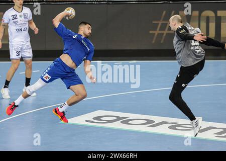 Zagreb, Kroatien. März 2024. Milos Kos (C) vom HC Zagreb schießt gegen den Torhüter von Montpellier HB Charles Bolzinger während des EHF Champions League-Spiels zwischen dem HC Zagreb und Montpellier HB am 27. März 2024 in Zagreb, Kroatien. Quelle: Luka Stanzl/PIXSELL über Xinhua/Alamy Live News Stockfoto