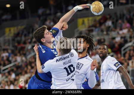 Zagreb, Kroatien. März 2024. Luka Lovre Klarica (1. L) vom HC Zagreb streitet mit Lucas Pellas (2. L) von Montpellier HB während des EHF Champions League-Spiels zwischen dem HC Zagreb und Montpellier HB, am 27. März 2024 in Zagreb, Kroatien. Quelle: Luka Stanzl/PIXSELL über Xinhua/Alamy Live News Stockfoto