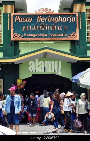 Yogyakarta, indonesien - 11. November 2017 : die Situation der Besucher am Eingang zum Beringharjo Markt, Yogyakarta, Indonesien. Stockfoto